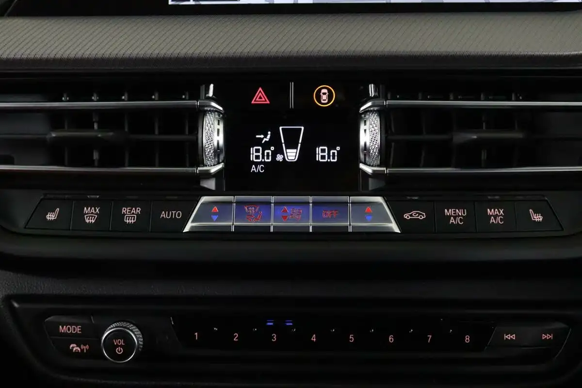 2020-bmw-1-series-20td-118d-m-sport-big-28