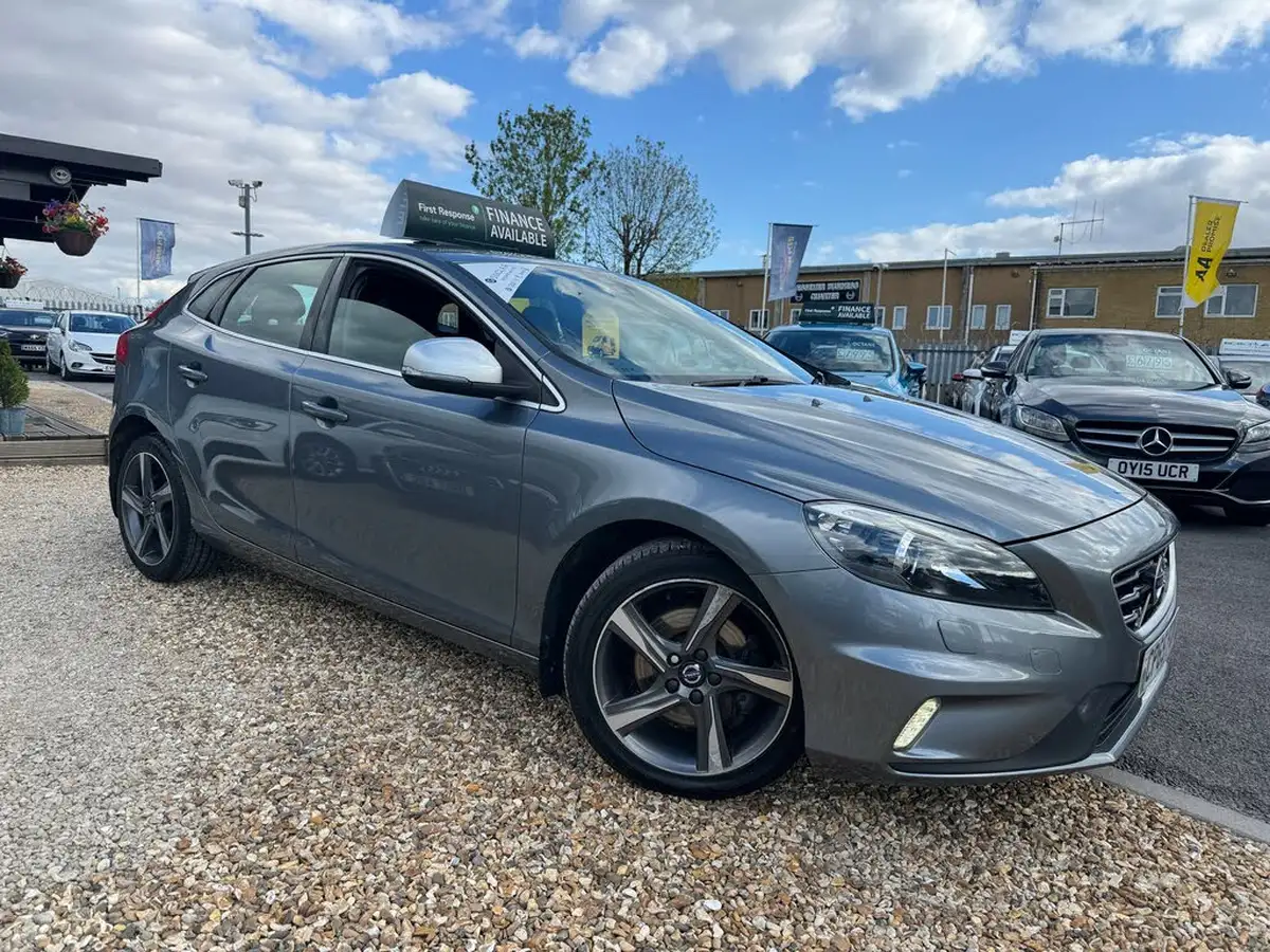2015-volvo-v40-20td-d2-r-design-lux-nav-big-0