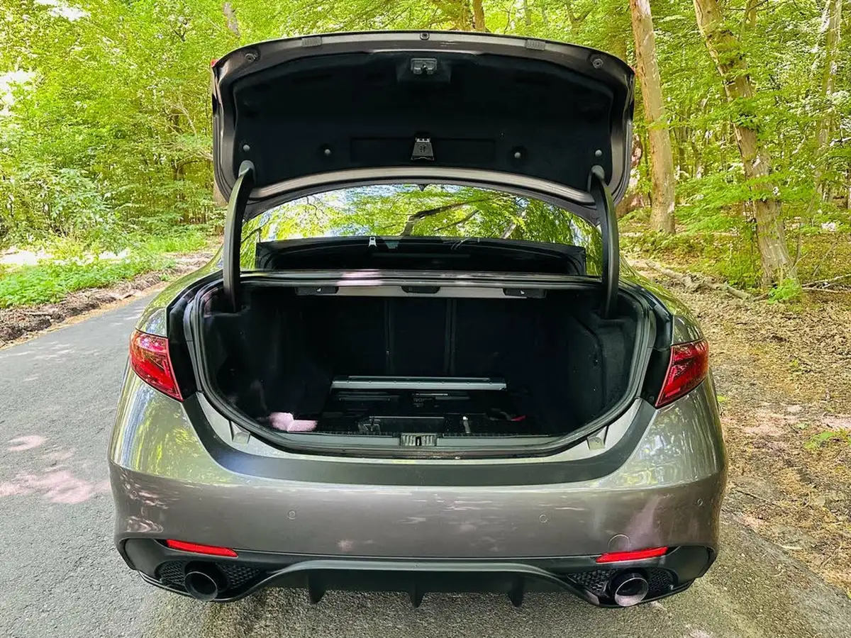 2019-alfa-romeo-giulia-20-veloce-big-42