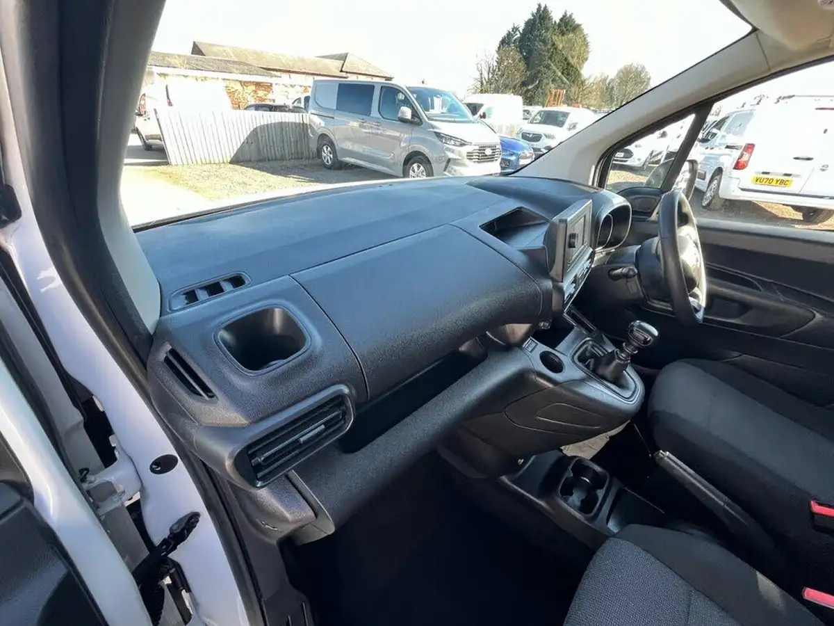 2022-toyota-proace-city-15d-active-big-12