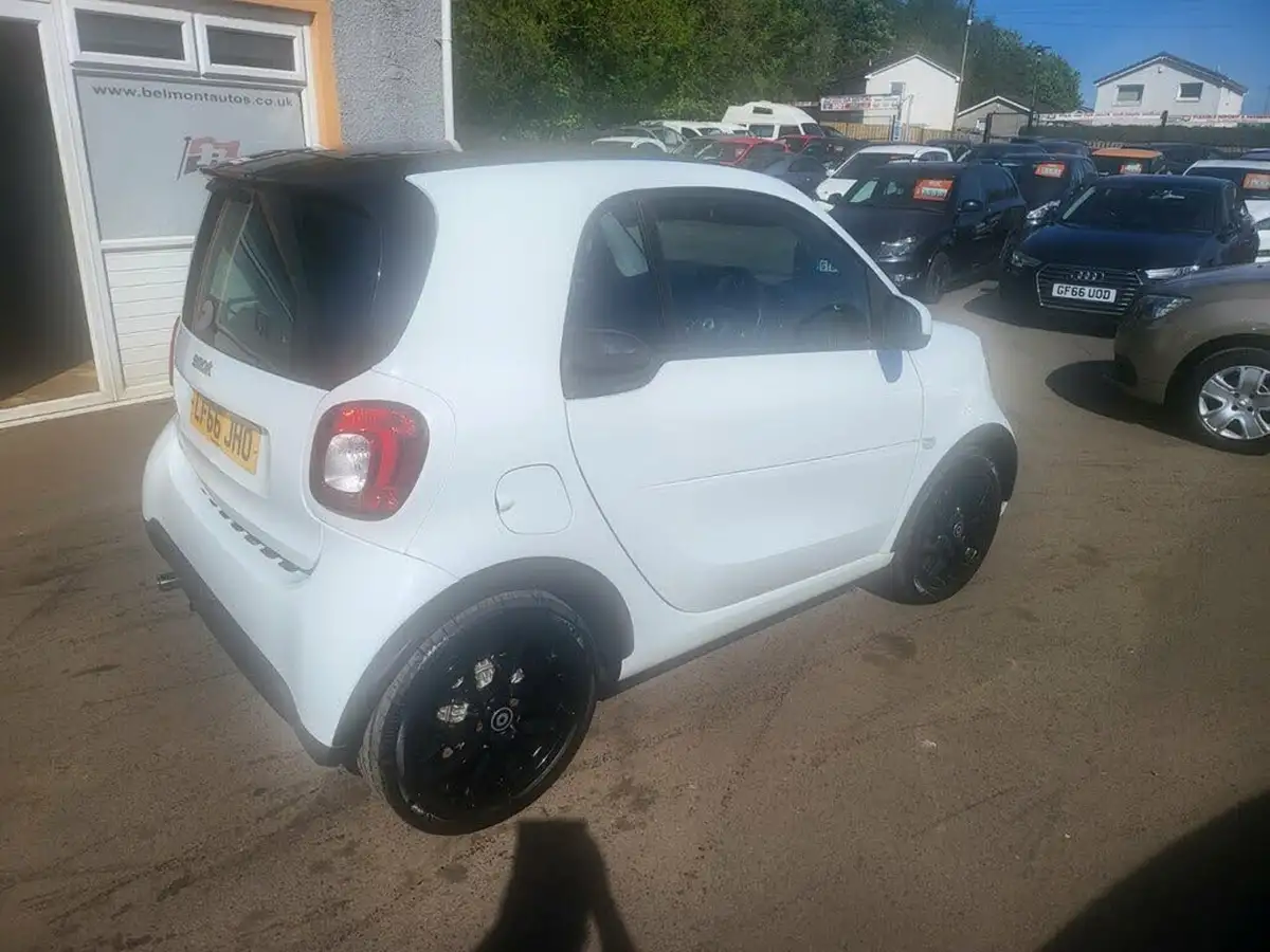 2016-smart-fortwo-09-edition-white-twinamic-big-1