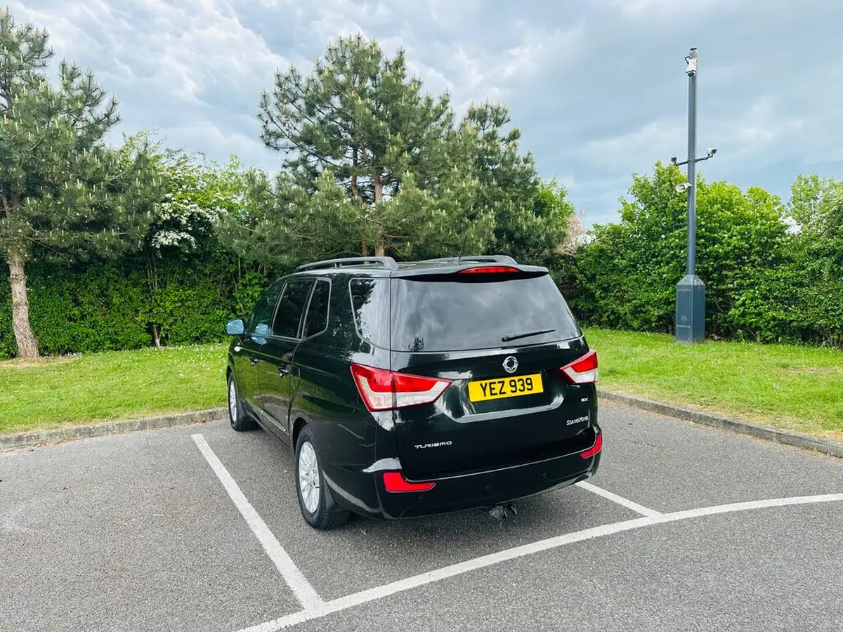 2013-kgm-ssangyong-turismo-20td-ex-big-7