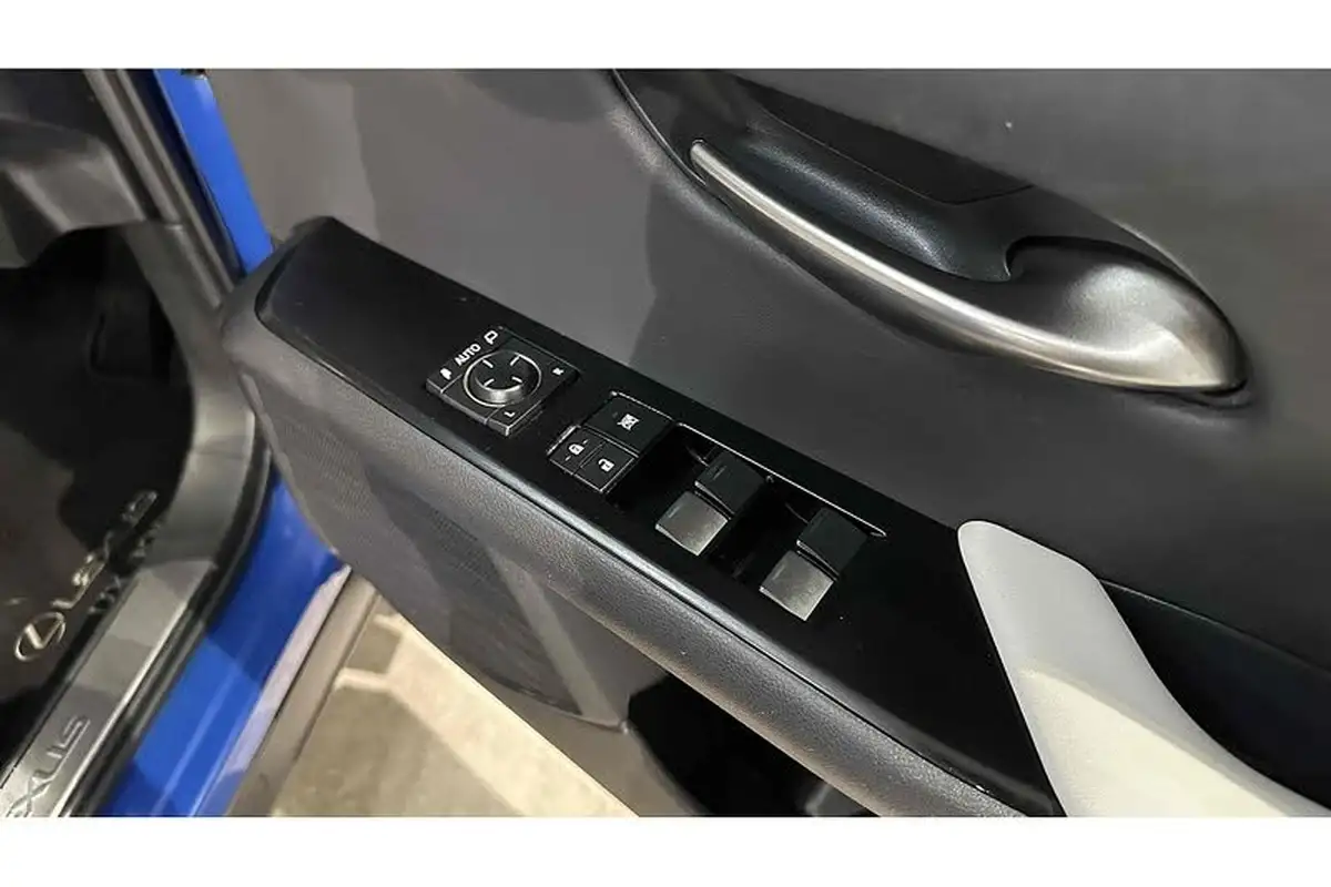 2021-lexus-ux-300e-e-ux-big-35