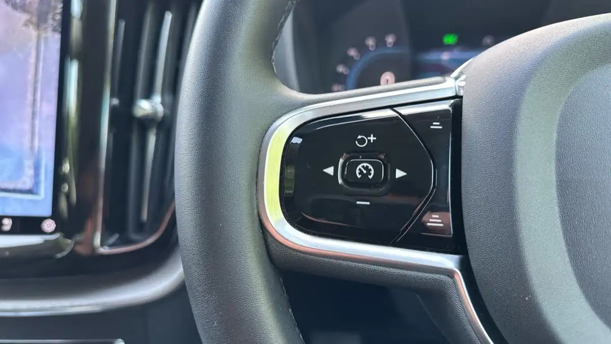 2022-volvo-xc60-20-b5-plus-big-20