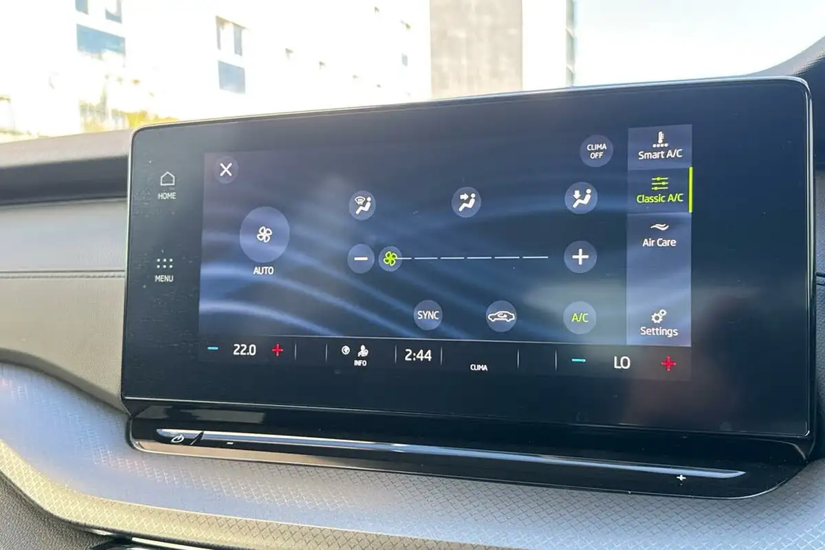 2023-skoda-octavia-10-tsi-se-technology-110ps-hatchback-big-18