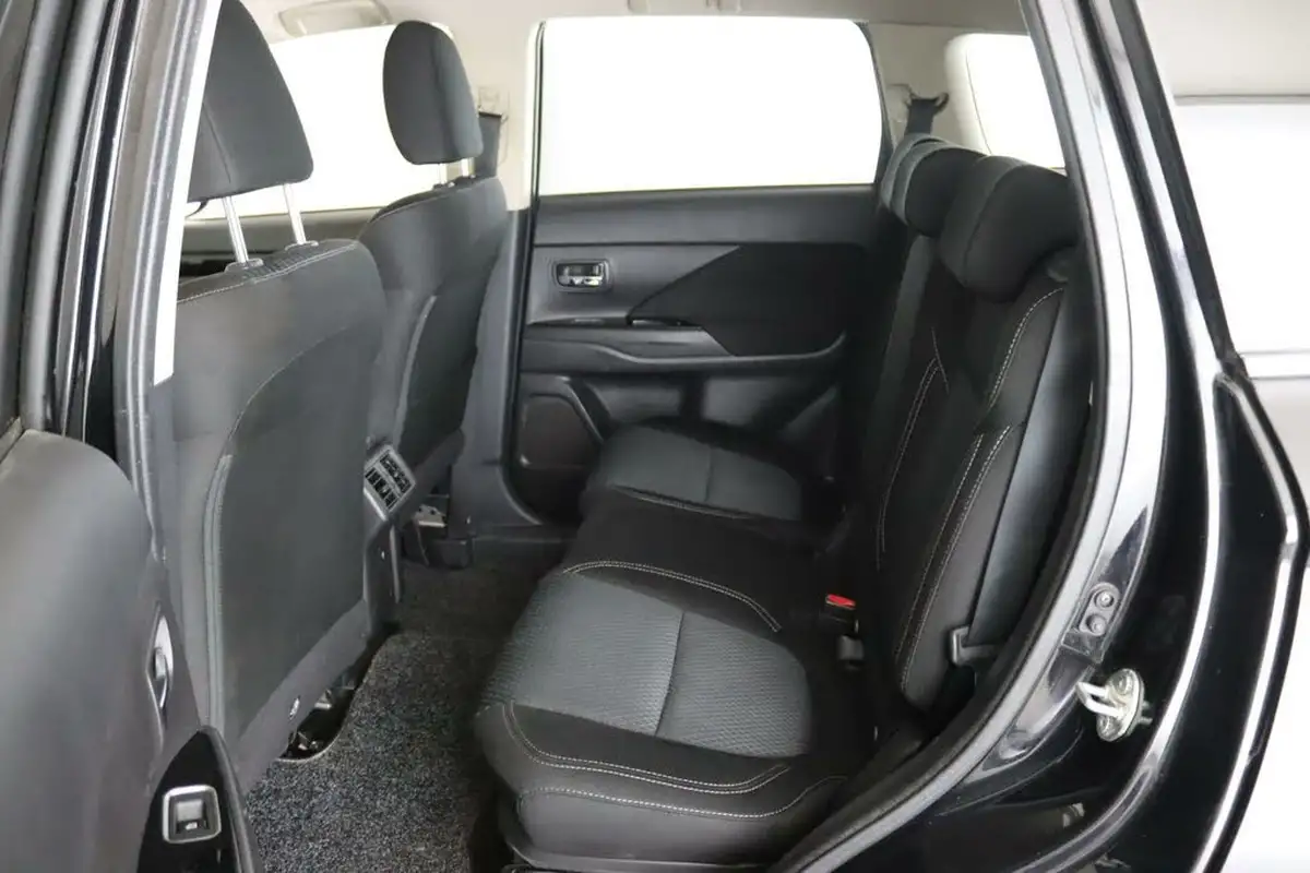 2020-mitsubishi-outlander-24-design-phev-big-10