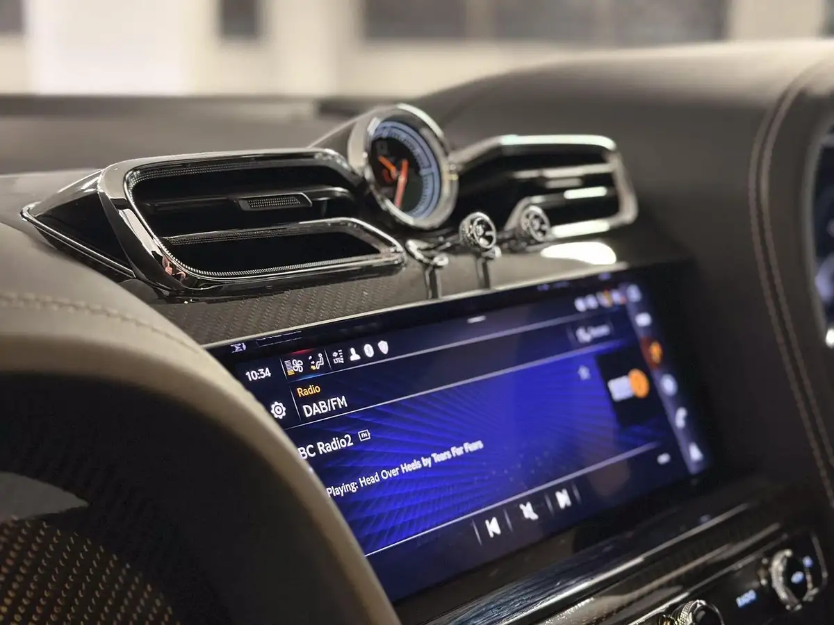 2022-bentley-bentayga-40-v8-big-35