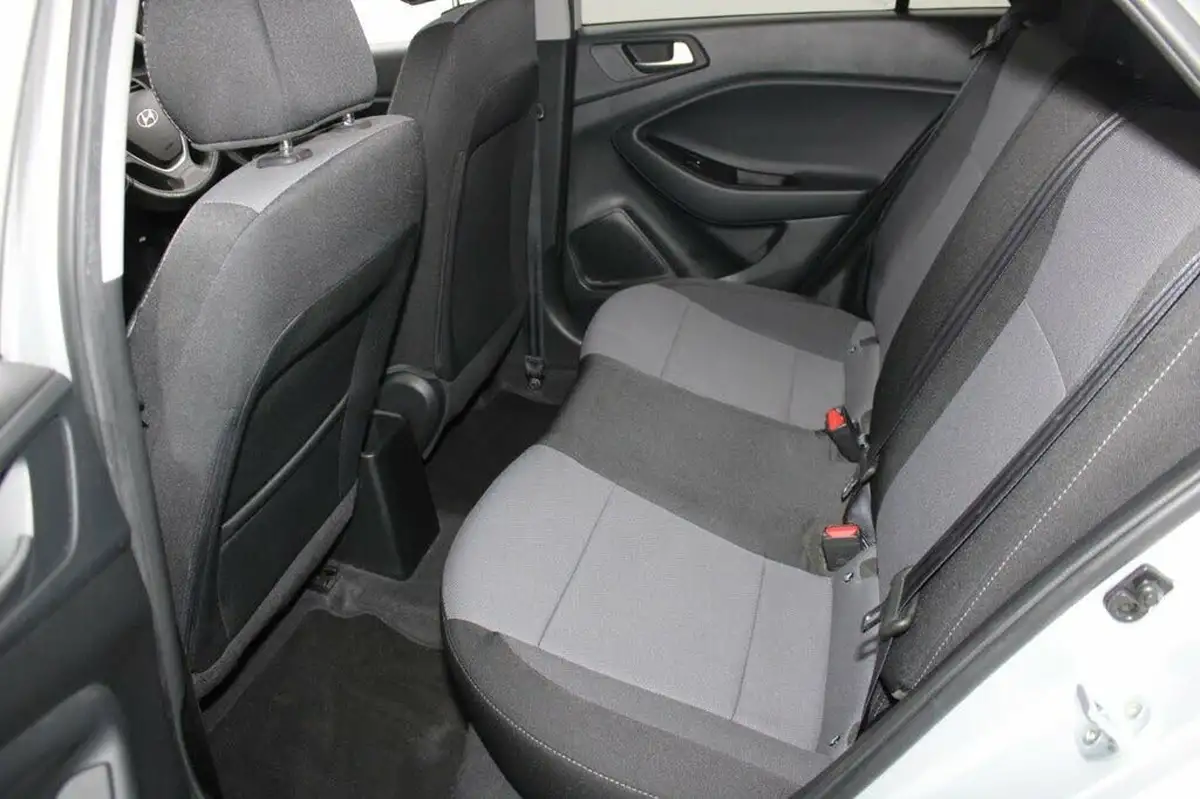 2016-hyundai-i20-10-active-big-32