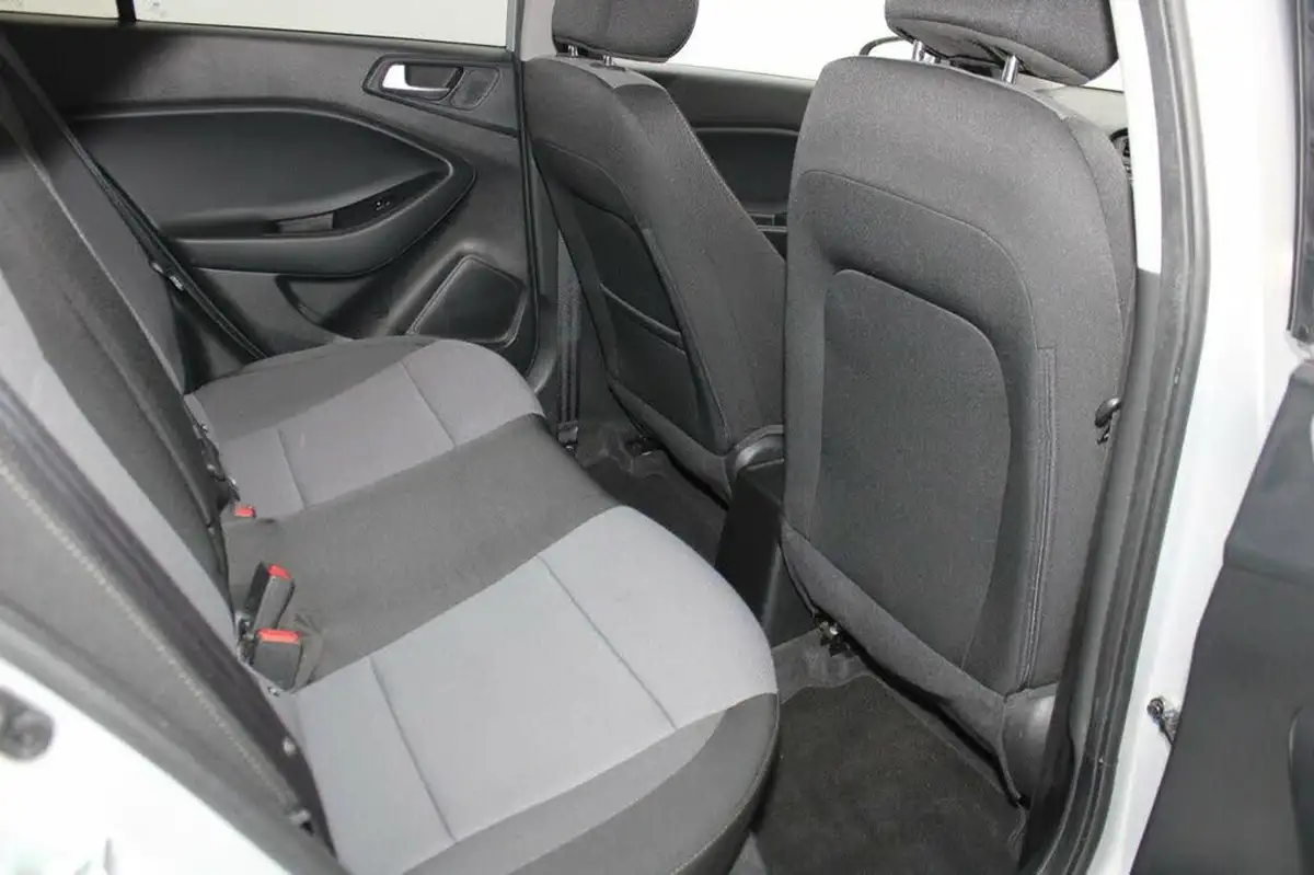 2016-hyundai-i20-10-active-big-12