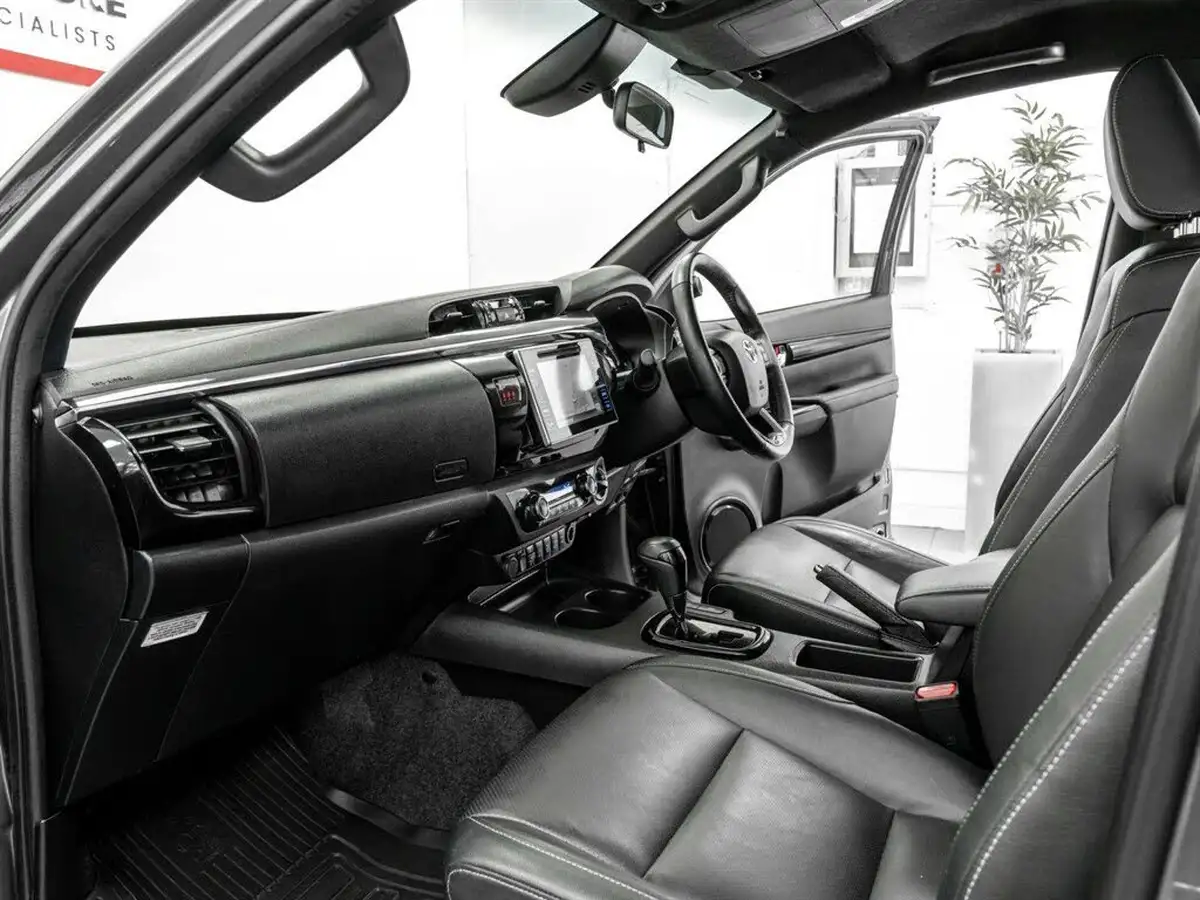 2018-toyota-hi-lux-24d-4d-invincible-at35-32t-auto-big-19