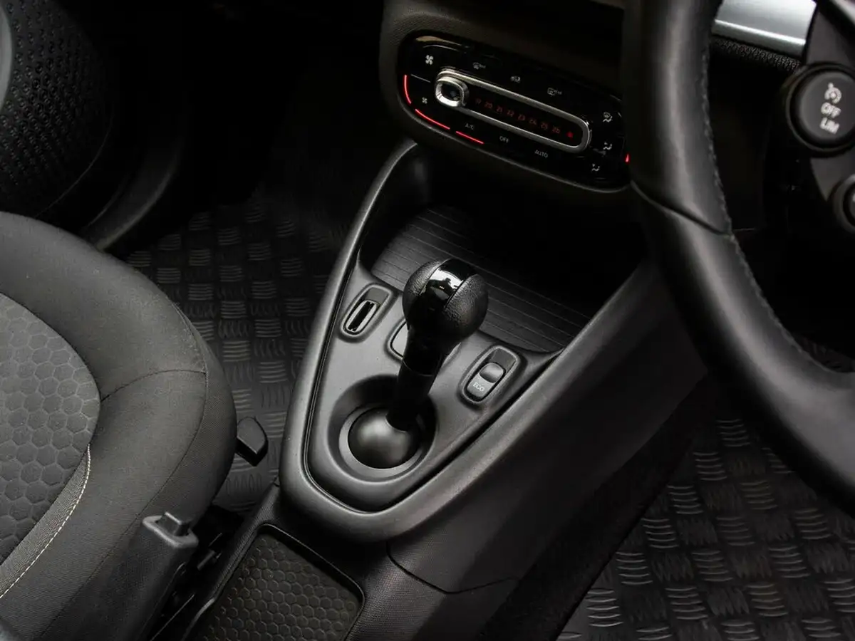 2021-smart-forfour-eq-premium-big-29