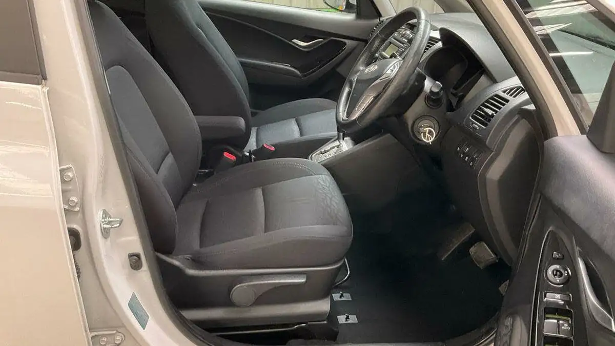 2013-hyundai-ix20-16-style-123bhp-big-5