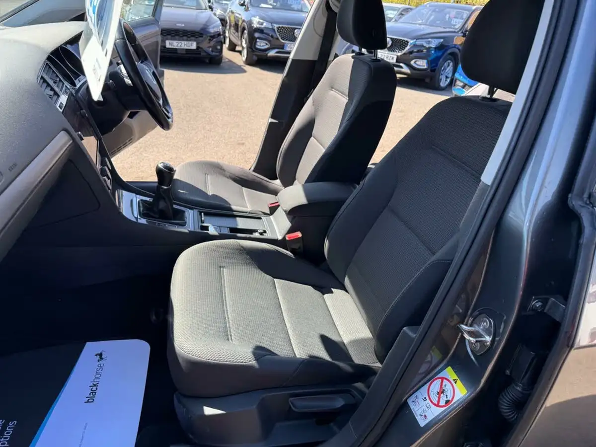 2018-volkswagen-golf-10-tsi-se-115ps-hatchback-5d-big-31