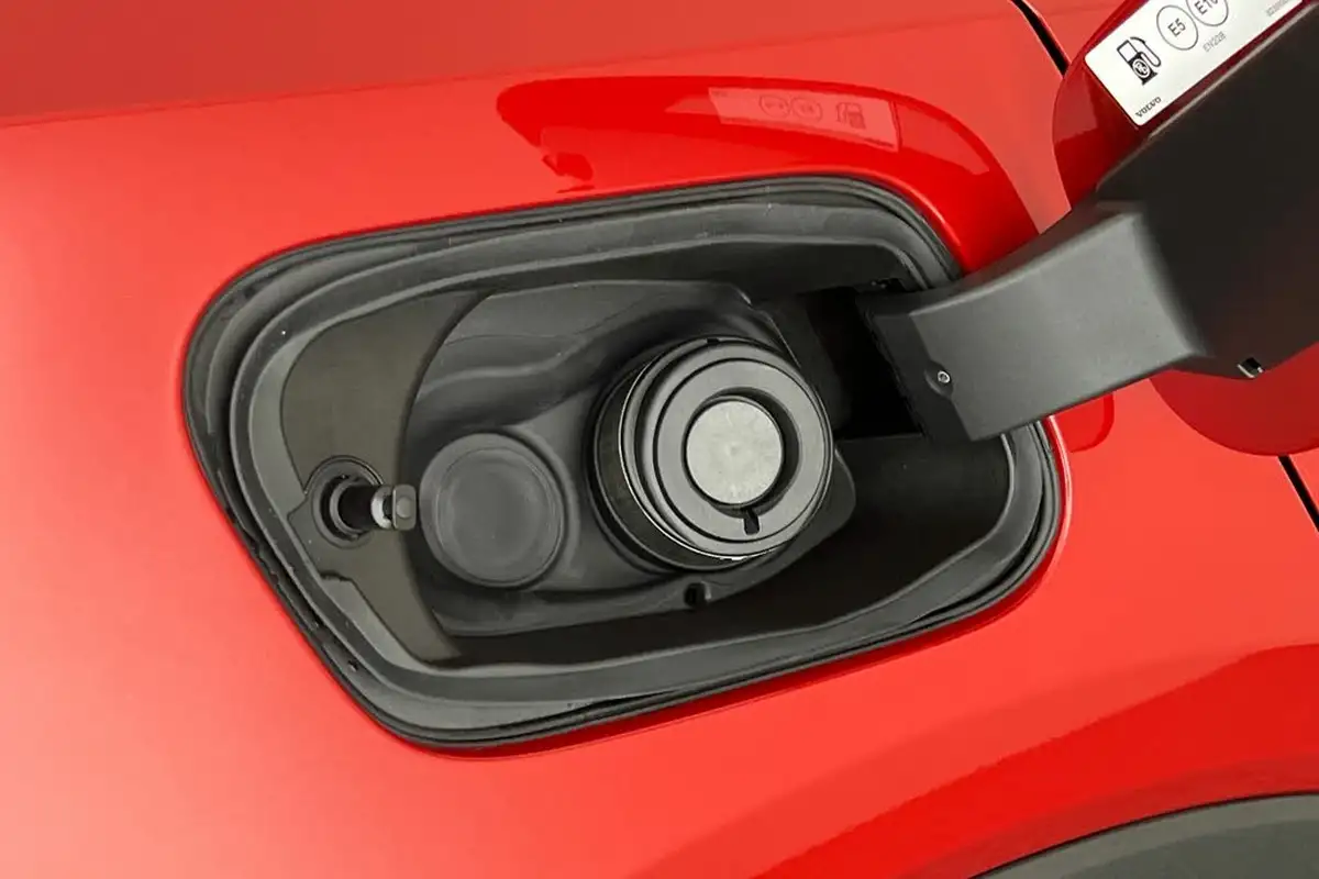 2024-volvo-xc40-20-b3-plus-big-39
