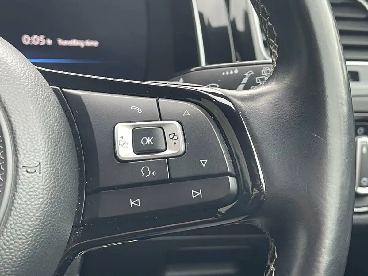 2018-volkswagen-golf-20-tsi-r-estate-5d-dsg-big-17