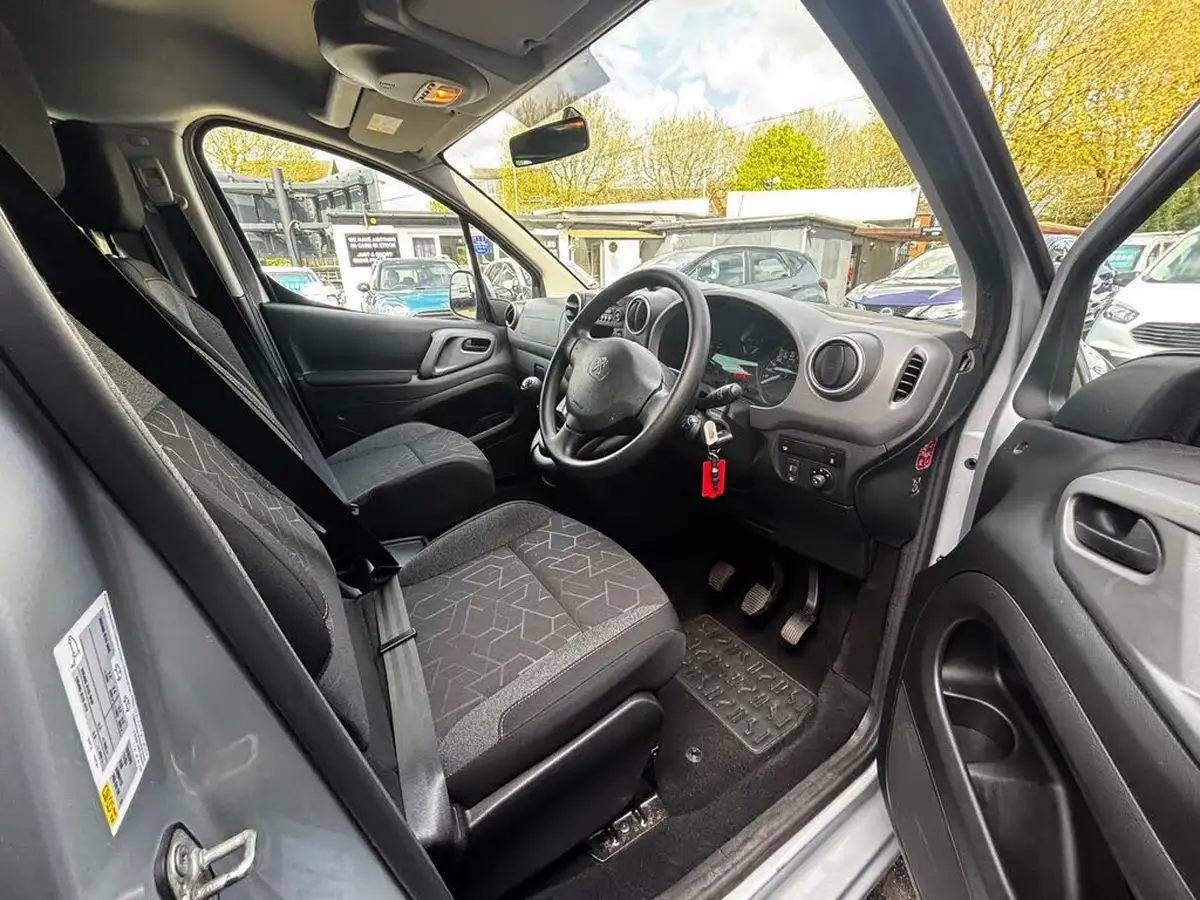 2019-peugeot-partner-big-21