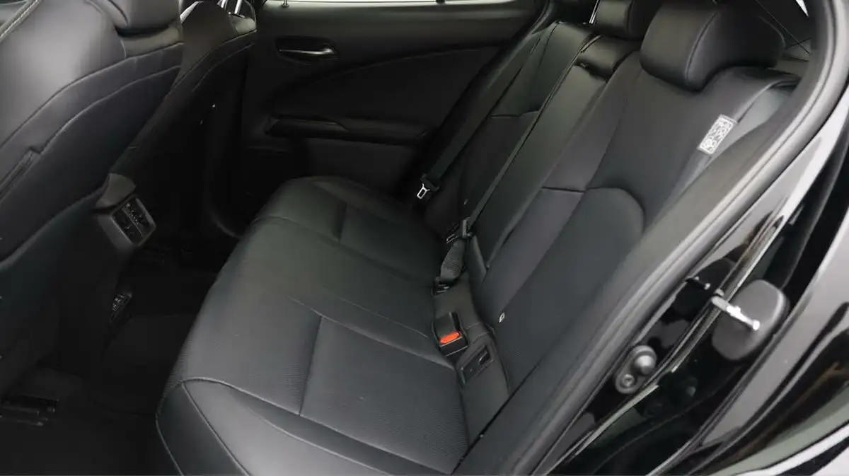 2021-lexus-ux-300e-e-ux-big-15