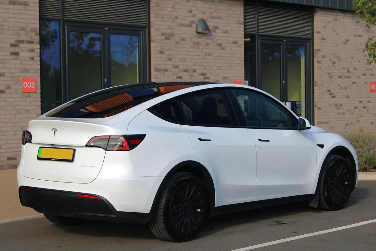 2023-tesla-model-y-e-long-range-big-5