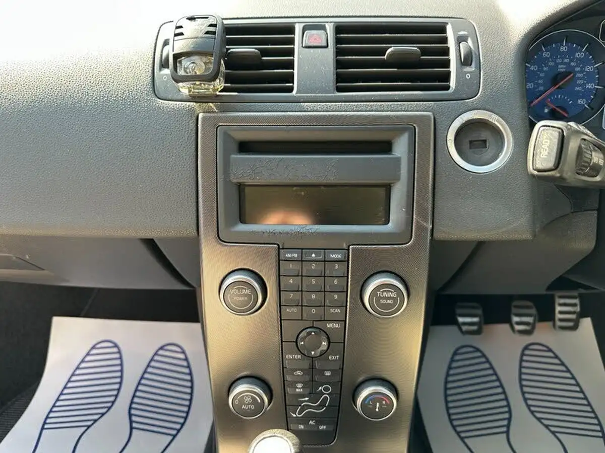 2012-volvo-c30-20-r-design-big-20