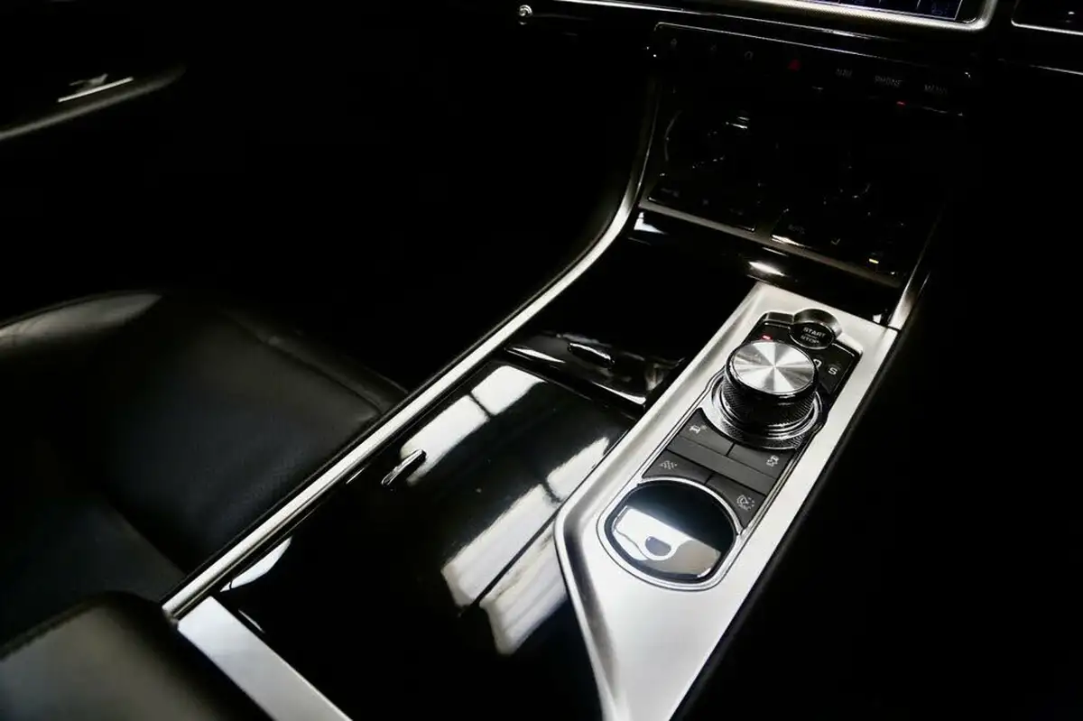2014-jaguar-xf-30td-s-portfolio-v6-sportbrake-5d-big-29