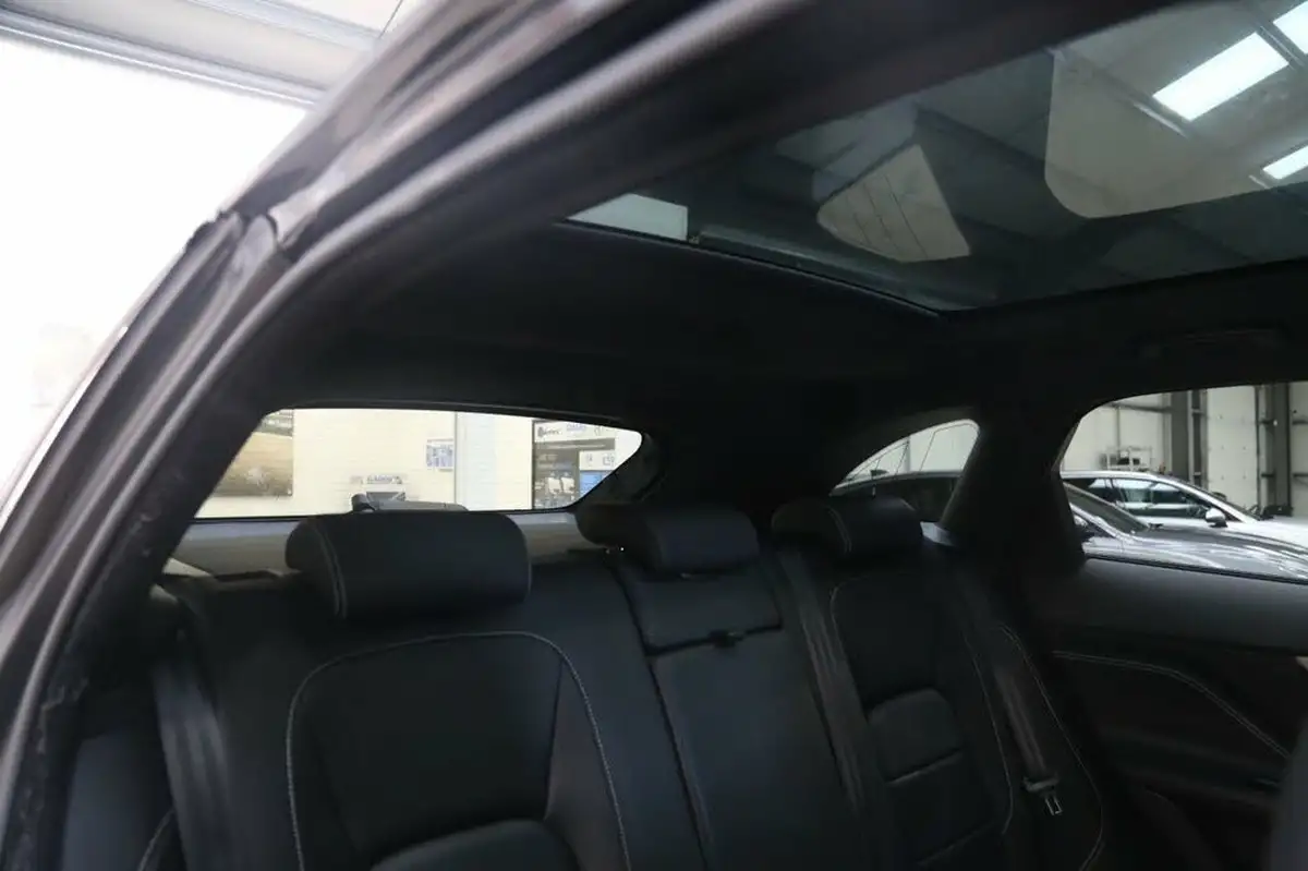 2019-jaguar-f-pace-20-i4d-chequered-flag-180ps-big-36