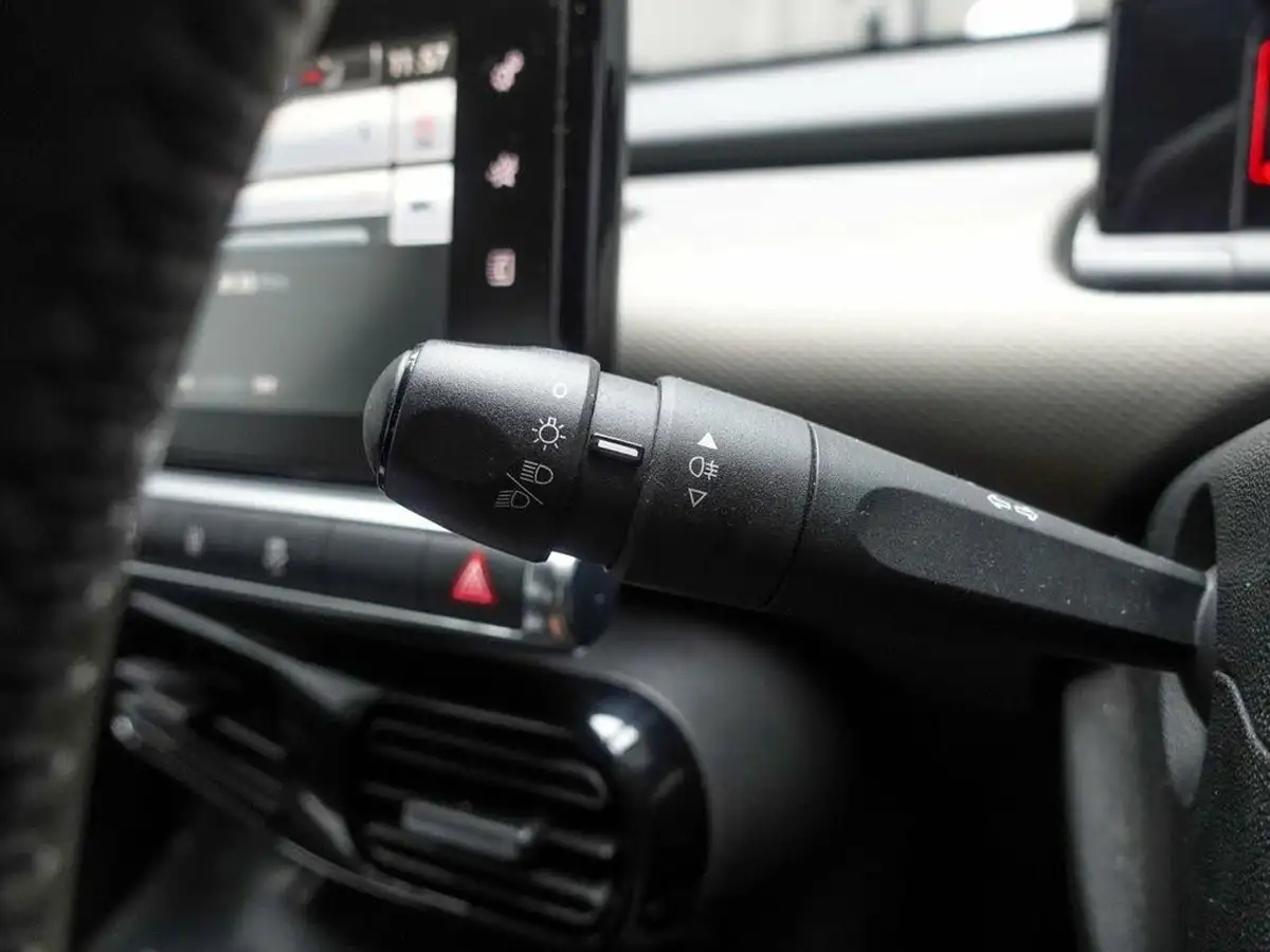 2015-citroen-c4-cactus-16bluehdi-feel-big-24