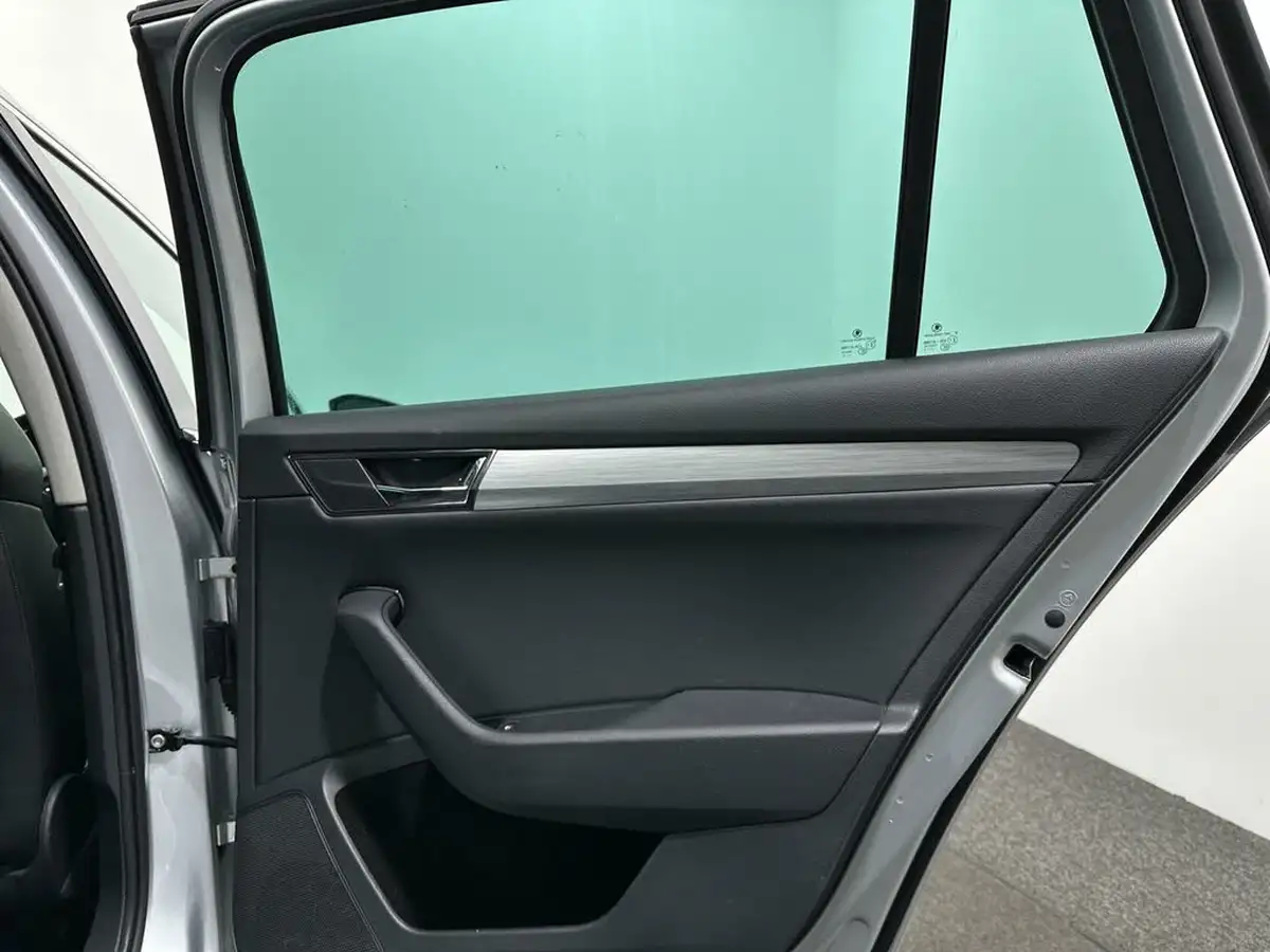 2020-skoda-superb-20tdi-se-technology-150ps-estate-dsg-big-43
