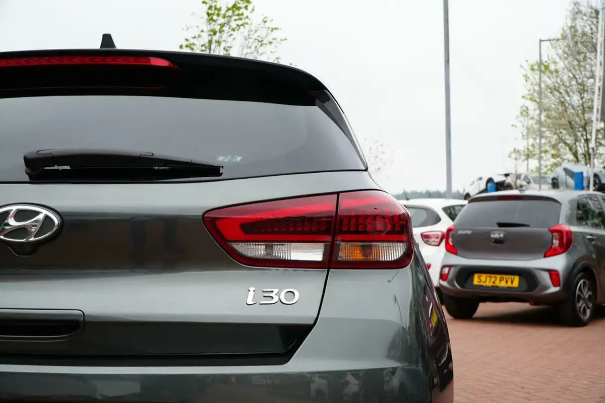 2023-hyundai-i30-10-t-gdi-premium-hatchback-big-9