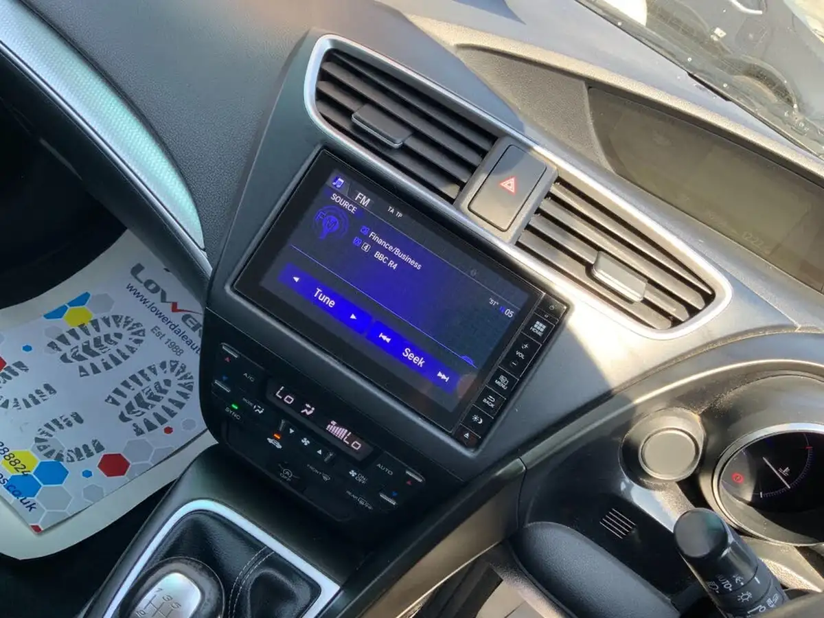 2016-honda-civic-14-i-vtec-se-plus-navi-big-15