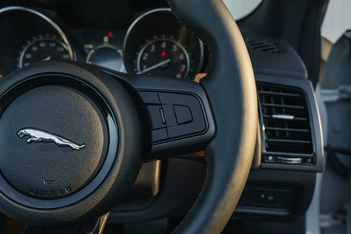 2015-jaguar-f-type-30-convertible-quickshift-big-42