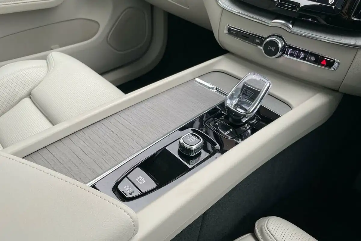 2024-volvo-xc60-20-t8-ultra-dark-big-49