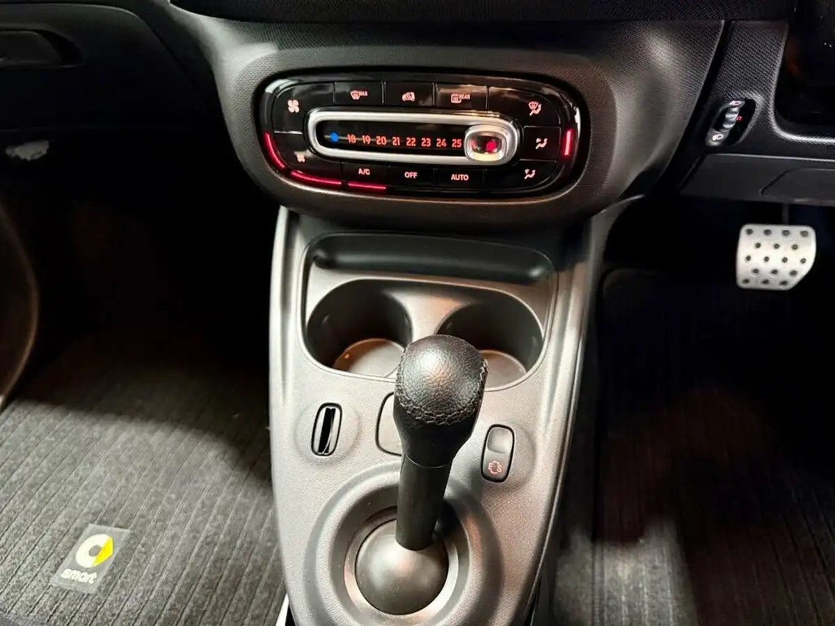 2016-smart-fortwo-09-edition-black-twinamic-big-15