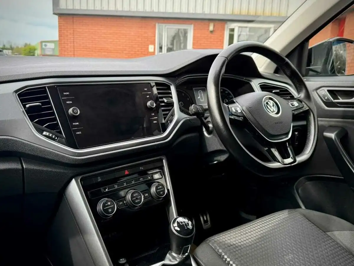 2021-volkswagen-t-roc-10-tsi-active-hatchback-5d-big-23