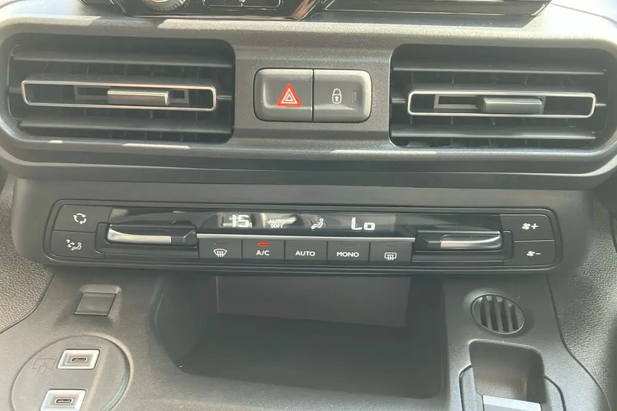 2024-vauxhall-combo-life-e-ultimate-xl-7st-big-14