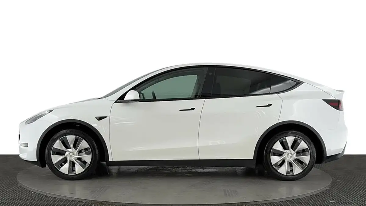2024-tesla-model-y-e-rwd-big-6