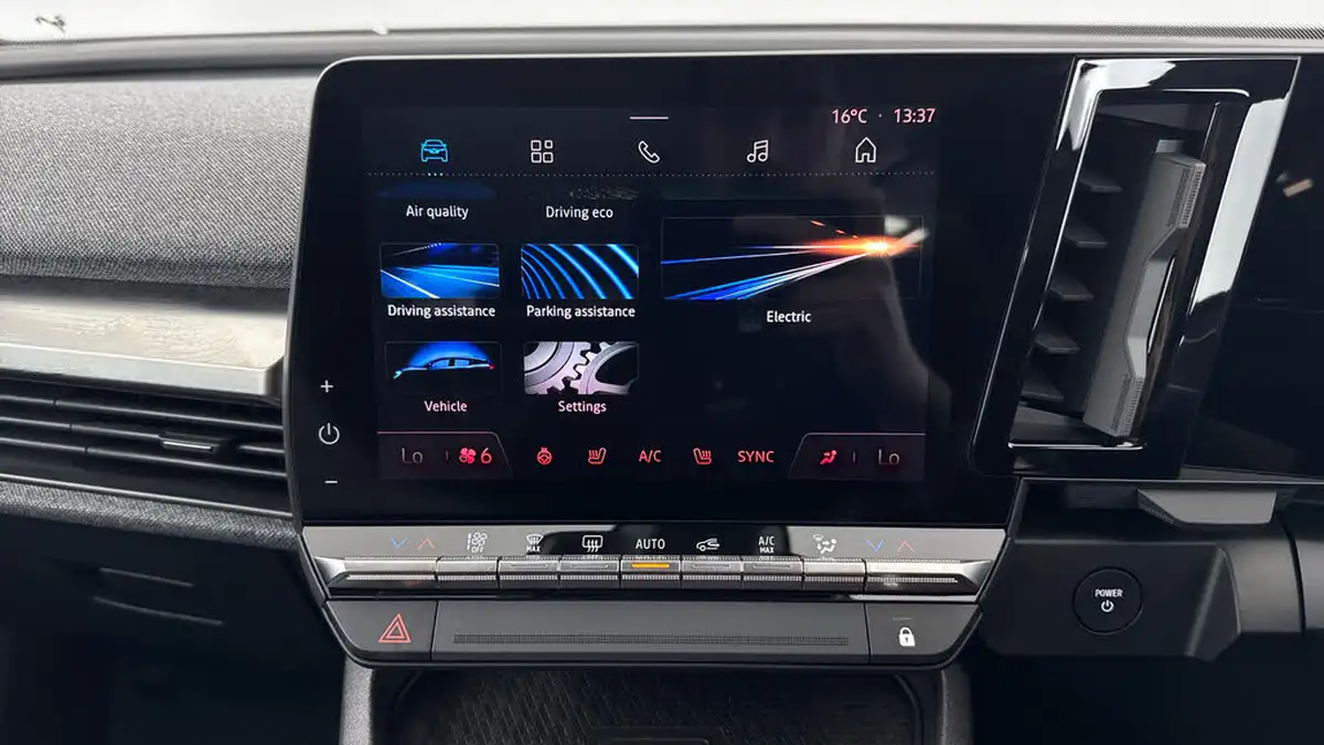 2024-renault-megane-e-tech-e-equilibre-big-18