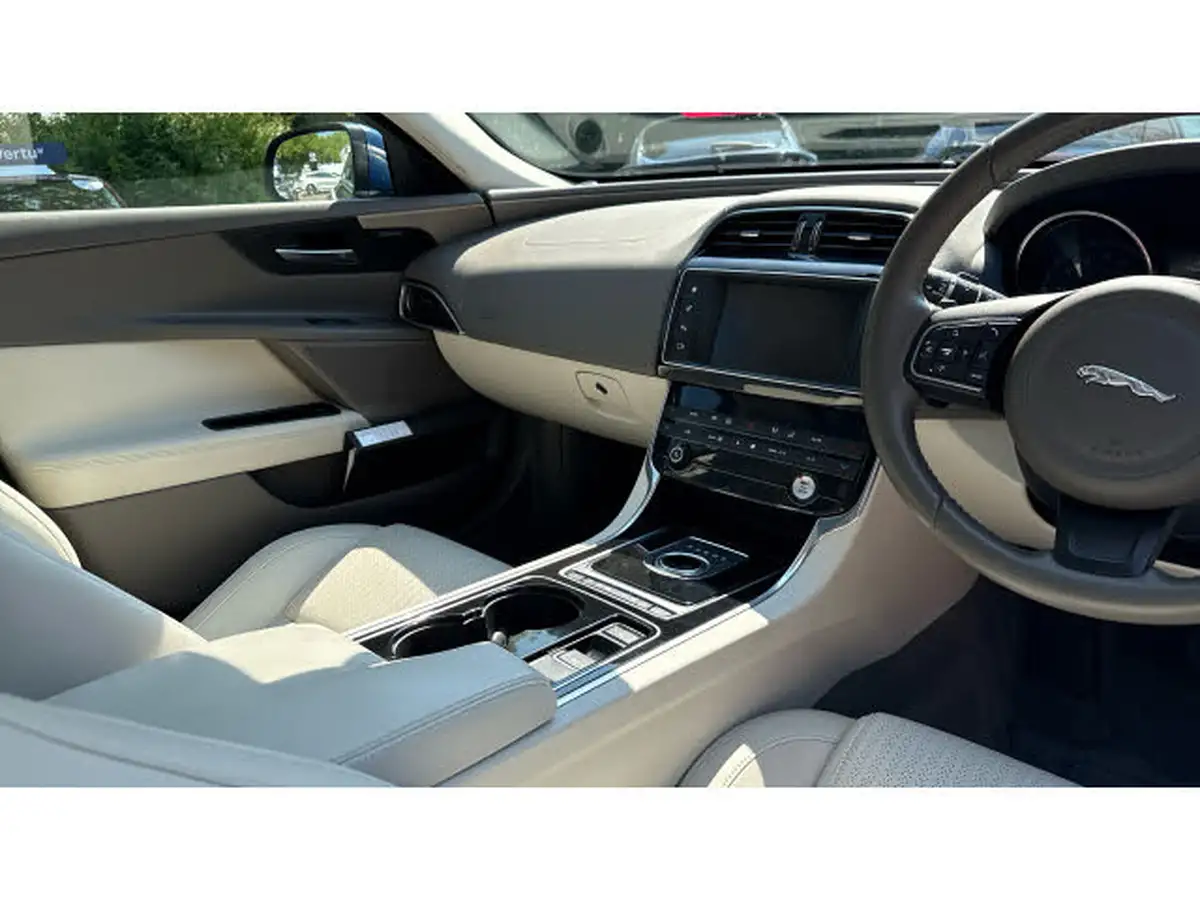2015-jaguar-xe-20-portfolio-big-13