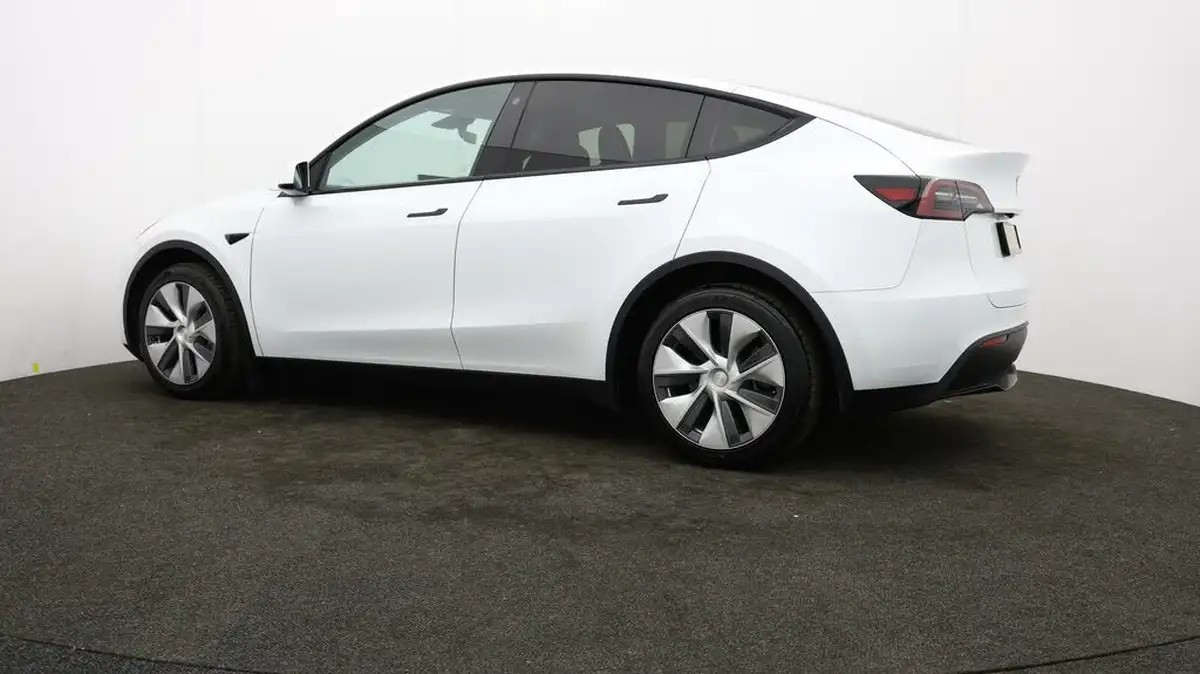 2023-tesla-model-y-e-rwd-big-72