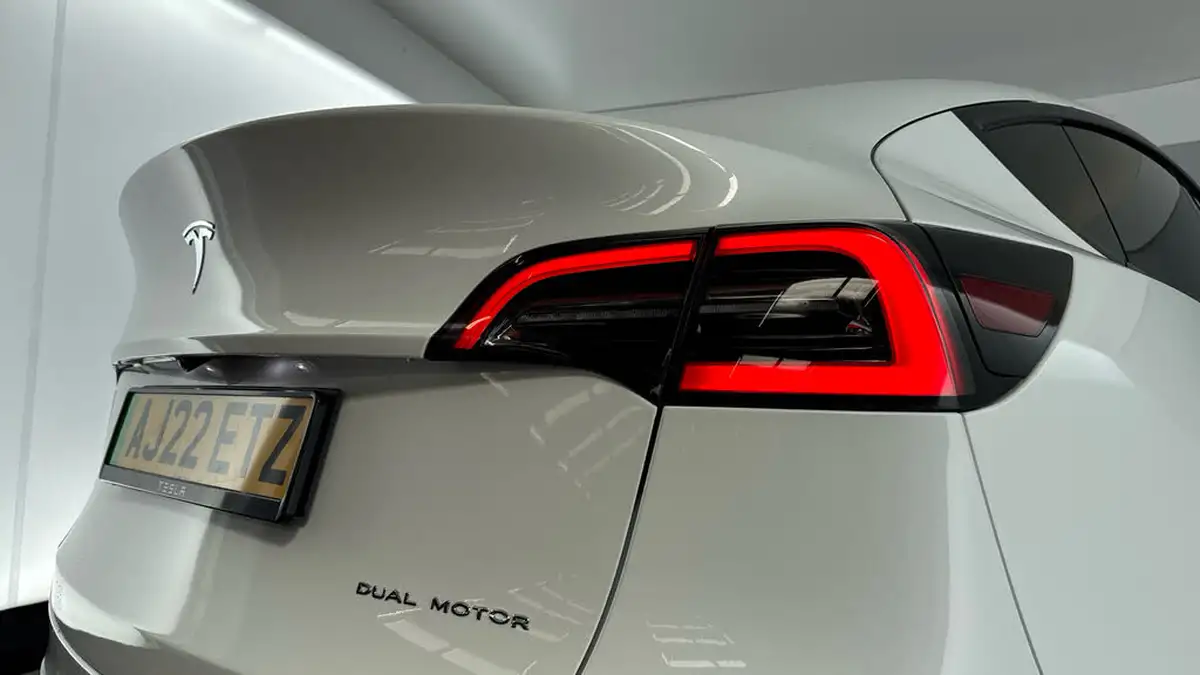 2022-tesla-model-y-e-long-range-big-23