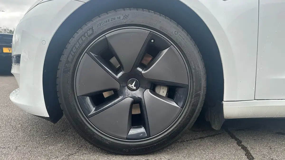 2021-tesla-model-3-e-long-range-4x4-big-16