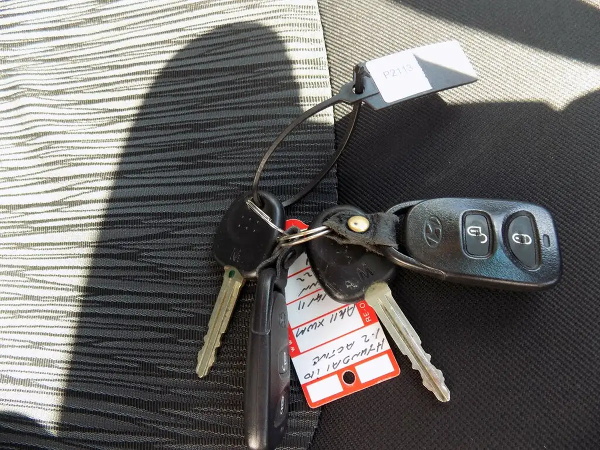 2011-hyundai-i10-12-active-big-26