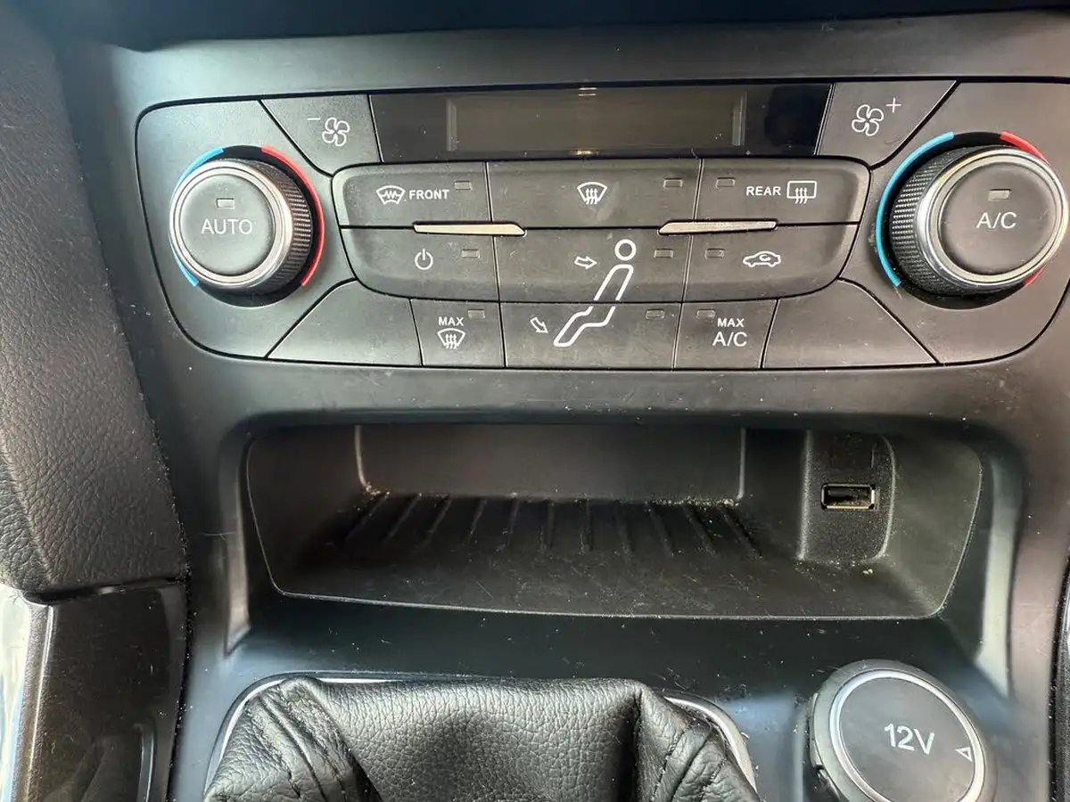 2015-ford-focus-10t-titanium-125ps-hatchback-big-22