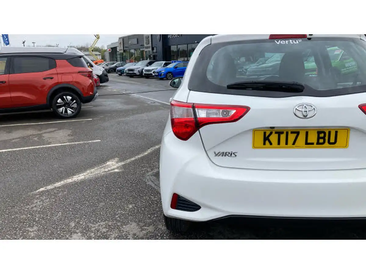 2017-toyota-yaris-15-vvt-i-icon-111bhp-big-30