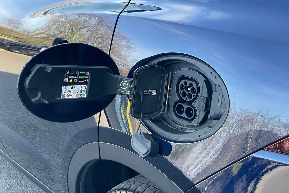 2023-jaguar-e-pace-15-p300e-r-dynamic-se-big-35