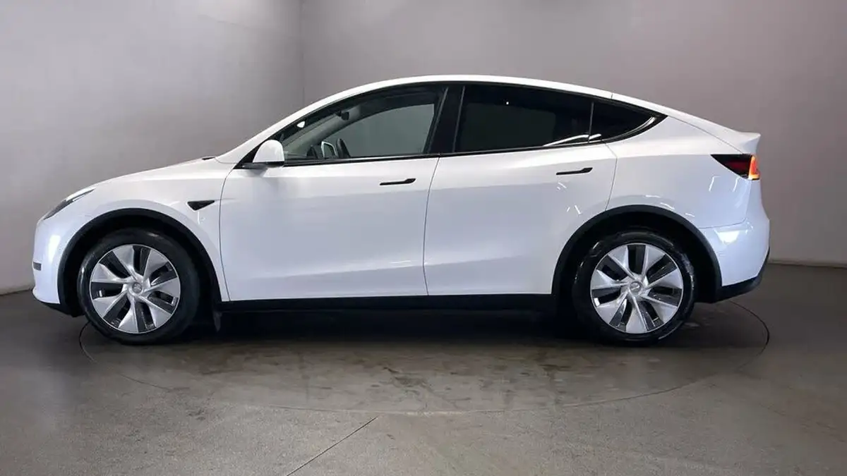 2022-tesla-model-y-e-long-range-big-4
