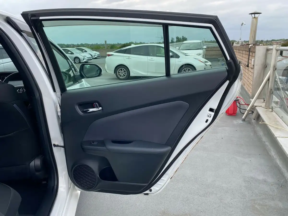 2019-toyota-prius-big-34