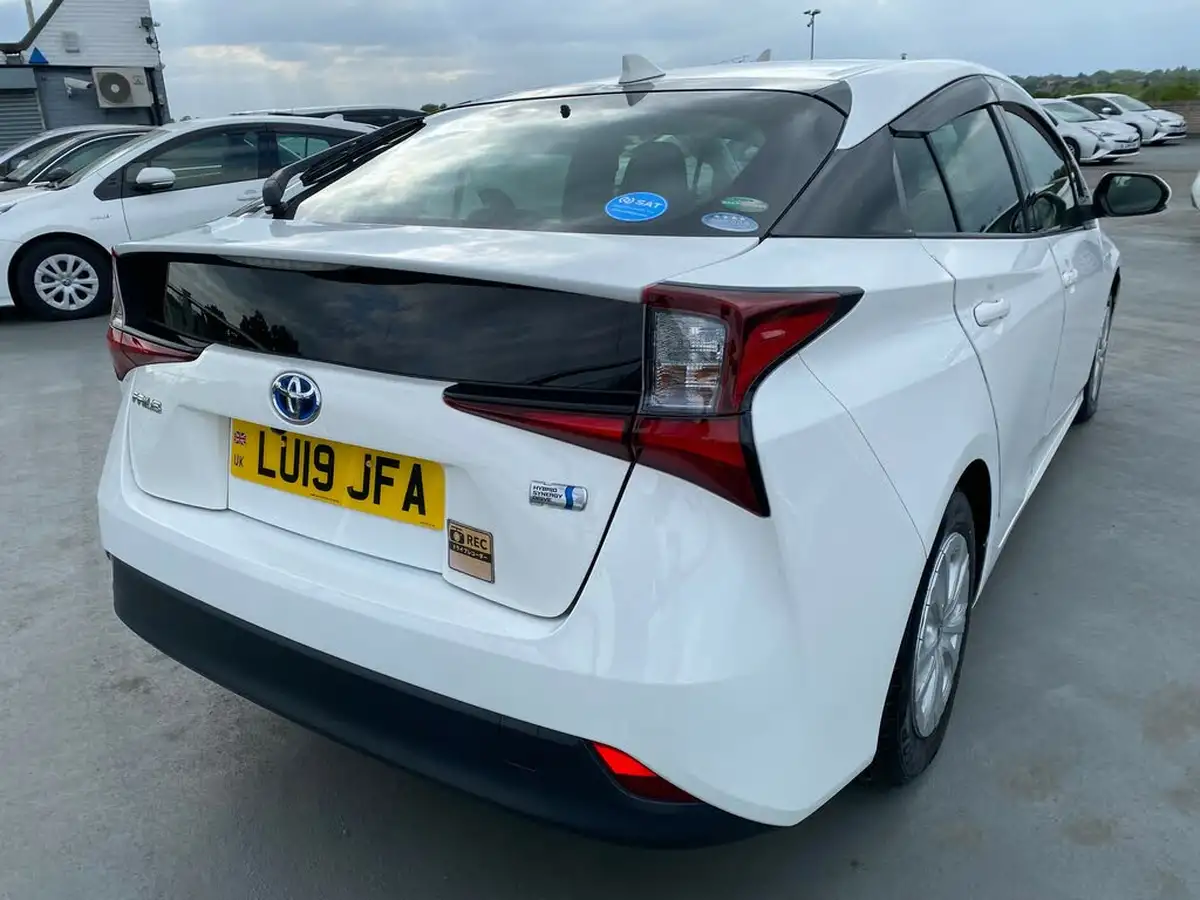 2019-toyota-prius-big-10
