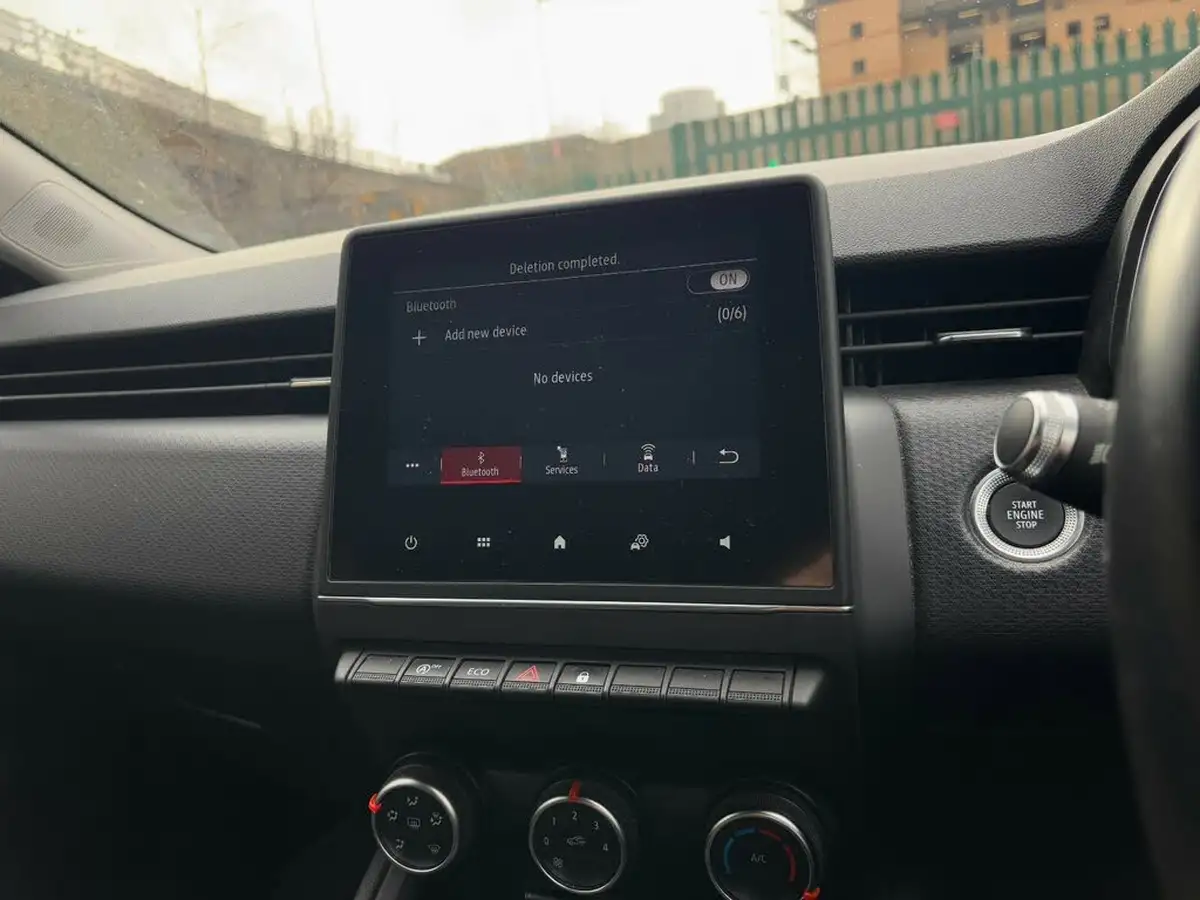 2021-renault-clio-10-sce-iconic-75bhp-big-35
