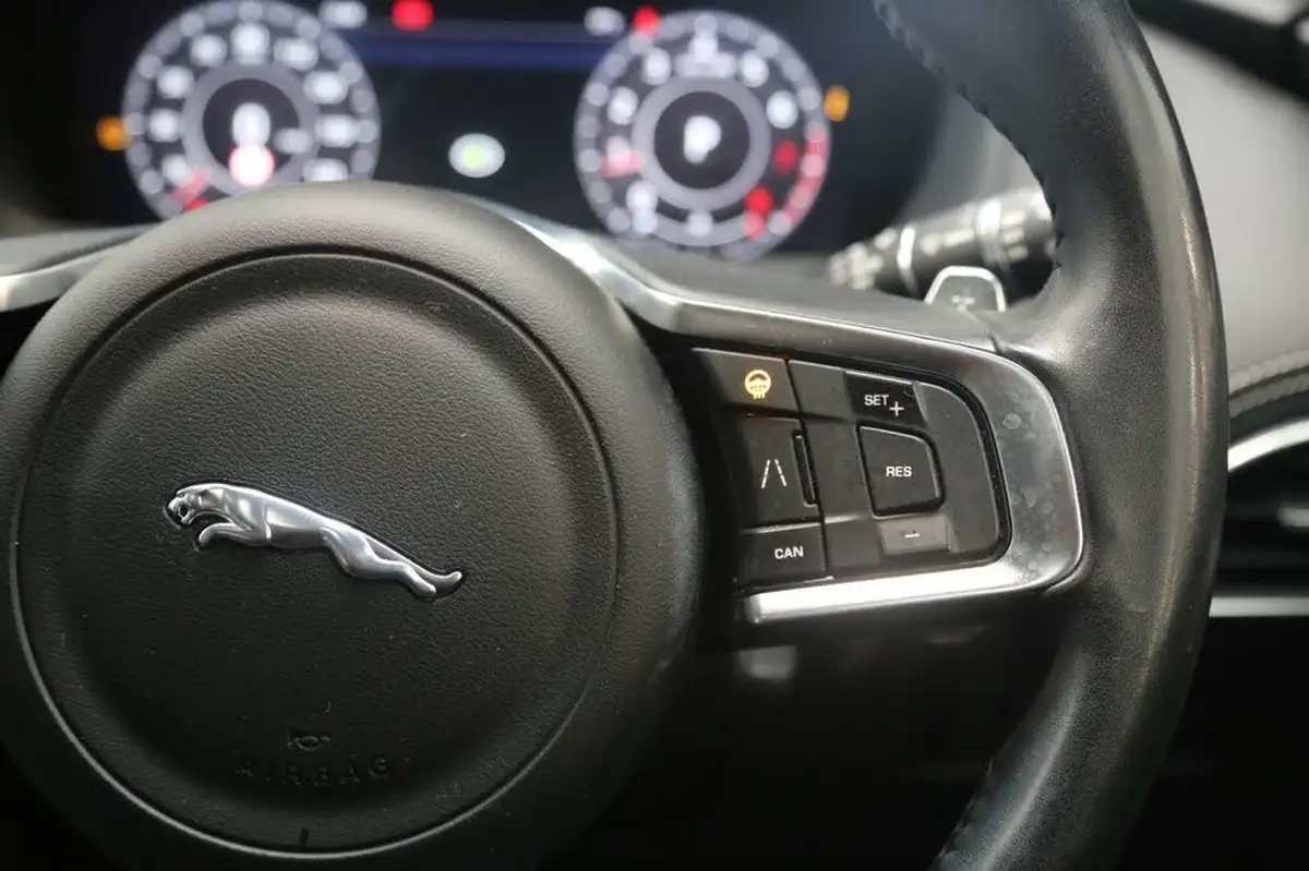 2020-jaguar-f-pace-20i-chequered-flag-big-27