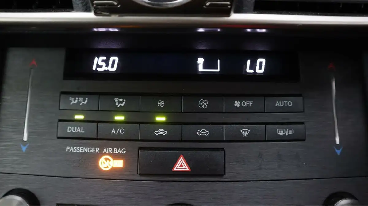 2019-lexus-is-300h-25-is-big-11